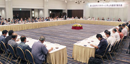 2016年開催の「第6回世界のウチナーンチュ大会」に向けて、多くの委員が意見を述べた=12日午後、ANAクラウンプラザホテル沖縄ハーバービュー