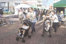 大勢の観光客などでにぎわった「やいま石垣さんばしマーケット」=22日午後、旧離島桟橋