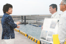 台風被害に遭った登野城地区魚類養殖場を視察する島尻沖縄担当相(17日午前)
