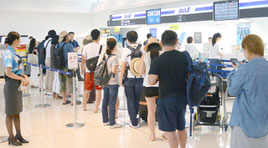 搭乗便変更や空席待ち手続きを行う利用客の列=10日午後、石垣空港