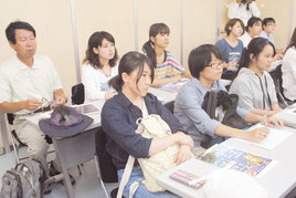 竹富町の環境行政について話を聞く東海大の学生=8月31日午後、町役場