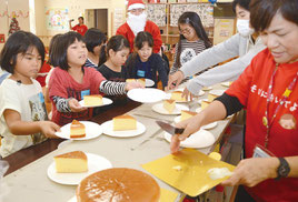 クリスマス会に地域のちびっ子が集合した=19日、石垣市健康福祉センター