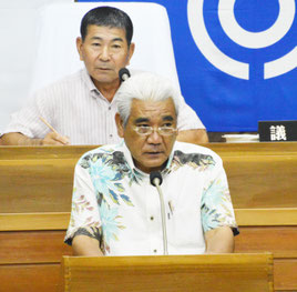 中間報告する伊良皆委員長=30日、市議場