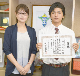 正賞に輝いた仲山忠扶君(右)と西浜教諭=23日、八重山商工校長室