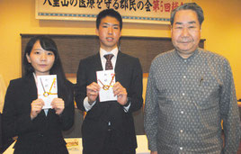 琉大医学部に合格した長谷部、高橋さんを激励する宮平会長(20日夜)