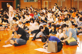 石垣市の幼稚園・保育所入園・入所説明会。終了後に市教委が小規模幼稚園を休園させる方針を説明した=22日午後、市総合体育館