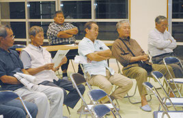 新庁舎建設について意見交換する住民=7日夜、白保公民館