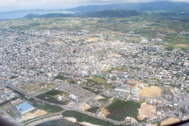 石垣市の市街地。復帰後、社会資本の整備が進み、順調な発展を遂げてきた(2015年4月撮影)