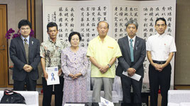 県内の特定失踪者の家族、濱端俊明さん(左から2番目)、下地元枝さん(同3番目)らが仲井真知事を訪問した=6日、県庁