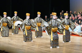 平田弘子琉舞道場によるかぎやで風の踊り=23日午後、市民会館大ホール