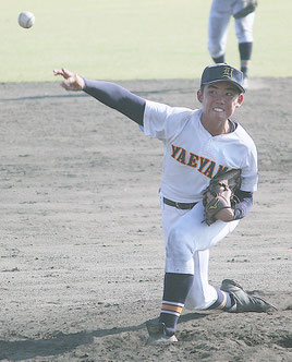 仲山琉斗投手は、投打でチームの勝利に貢献した=24日午後、鹿児島県立鴨池野球場