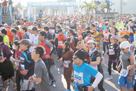 午前9時、ランナーが一斉にスタート地点から飛び出した=25日、市中央運動公園