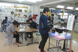石垣市初の転出入異動手続きなどの土、日対応が行われ多くの市民が利用した=1日午前、石垣市役所1階ロビー