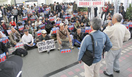 許可なく拡声器やのぼりを持ち込んだ市民らが県民ホールで集会を行った=9日、県庁