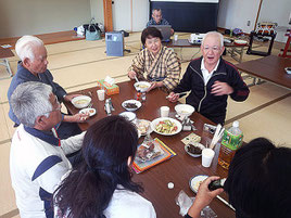 1年ぶりの再会で、更に交流を深めた八重盛48の会炊き出しふれあい交流会=19日、岩手県宮古市近内地区センター仮設住宅(同会写真提供)