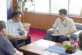 中山市長に報告を行う沖縄防衛局の森企画部長=11日午後、石垣市長室