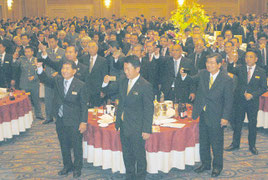 初春の交歓会で乾杯する参加者(5日午後)