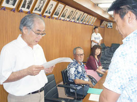 障害者が選挙に参加しやすい環境づくりを中山市長に要請する小倉会長=7日午後、市役所