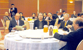 新庁舎を現在地で建設するよう求める決議を承認した美崎町自治公民館の総会(8日夜)