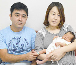 元日ベビー誕生となった本原夫妻と京香ちゃん=3日、八重山病院