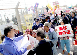反対派にもみくちゃにされる石垣市議(左)=18日、キャンプシュワブゲート前