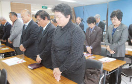被害者の冥福を祈って黙とうする各学校の校長ら=2日午後、市教委会議室