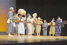 老人芸能大会で演じられた黒島老人クラブの「家造りジラバ」=30日午後、市民会館大ホール
