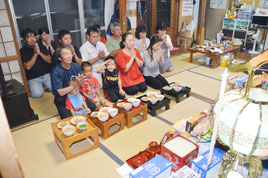 弘市さんを筆頭に仏壇に手を合わせ、先祖に感謝した=15日、登野城