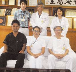 八重山病院の依光院長(後列右)とがん治療に当たる専門医、看護師ら(前列左から神谷医師、内田看護師、尾崎外科部長、後列左から瀬尾医師、玉城副院長)=6日、同病院