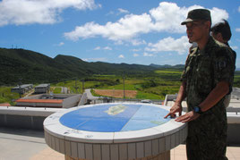 与那国駐屯地庁舎の屋上で報道陣に説明する自衛隊員=6月30日午前