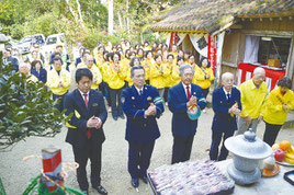 観音堂で交通安全祈願式が行われ、関係者が事故ゼロを願った=7日、市内冨崎