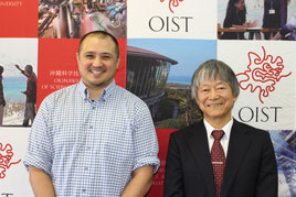 会見した佐藤教授(写真右)とケネス氏(写真左)=5日午前 県庁