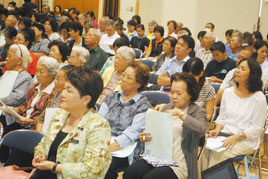 介護をテーマにした市民フォーラムには大勢の人たちが詰め掛けた=31日午後、市健康福祉センター