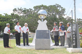 故・島田叡氏の顕彰碑除幕式が行われた=26日午前、奥武山公園(那覇市)
