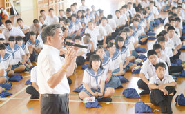 中学生にネット社会の犯罪やトラブルについて説明した嶺間さん=16日、石垣中学校