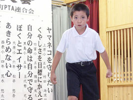 堂々とした発表で最優秀賞に輝いた黒島小学校5年生の玉代勢元人くん=18日、竹富島まちなみ館