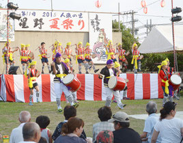 地域子ども会が披露したエイサー=18日夕、星野公民館前広場