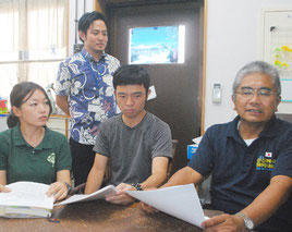 レプトスピラ症に注意を呼び掛ける八重山獣医師会の平田会長(右端)ら=26日午後、平田家畜医院