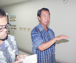 協議会後、取材に応える川満栄長町長=18日夕、県庁
