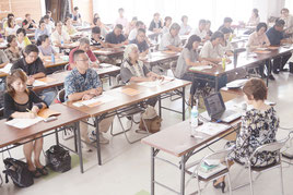 セミナーを熱心に聞く参加者ら=8日午後、大川公民館