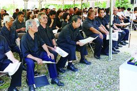 式典には中山市長、川満町長をはじめ多くの人が参列した=23日午後、八重守之塔