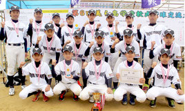 八重山選抜チームが大会初出場で優勝を飾った=1日、今帰仁総合運動公園