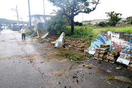 19日、豪雨で倒壊した久部良小南側のブロック塀(与那国町提供)