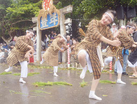 白保豊年祭の「稲の一生」。ユーモラスに演じ、笑顔を絶やさなかった=7日、飾場御嶽前