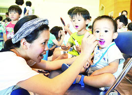 デンタルフェアに多くの親子連れが参加した=4日、石垣市健康福祉センター