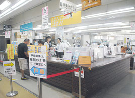 毎週金曜日に1時間45分延長される石垣市市民課の窓口(2日午後)