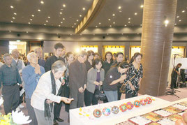 折り鶴を奉納する参加者=11日午後、平和祈念堂(糸満市)