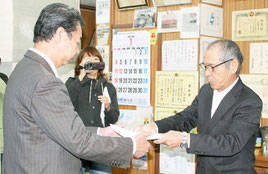 竹富町に、「コンドイリゾートホテル(仮称)」事業計画を許可しないように要請した竹富公民館など5団体=7日午前、町役場