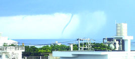 石垣島沖で竜巻が発生した=30日午後4時50分頃、石垣島地方気象台撮影