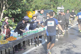 給水地点で選手を支えたボランティア(25日)
